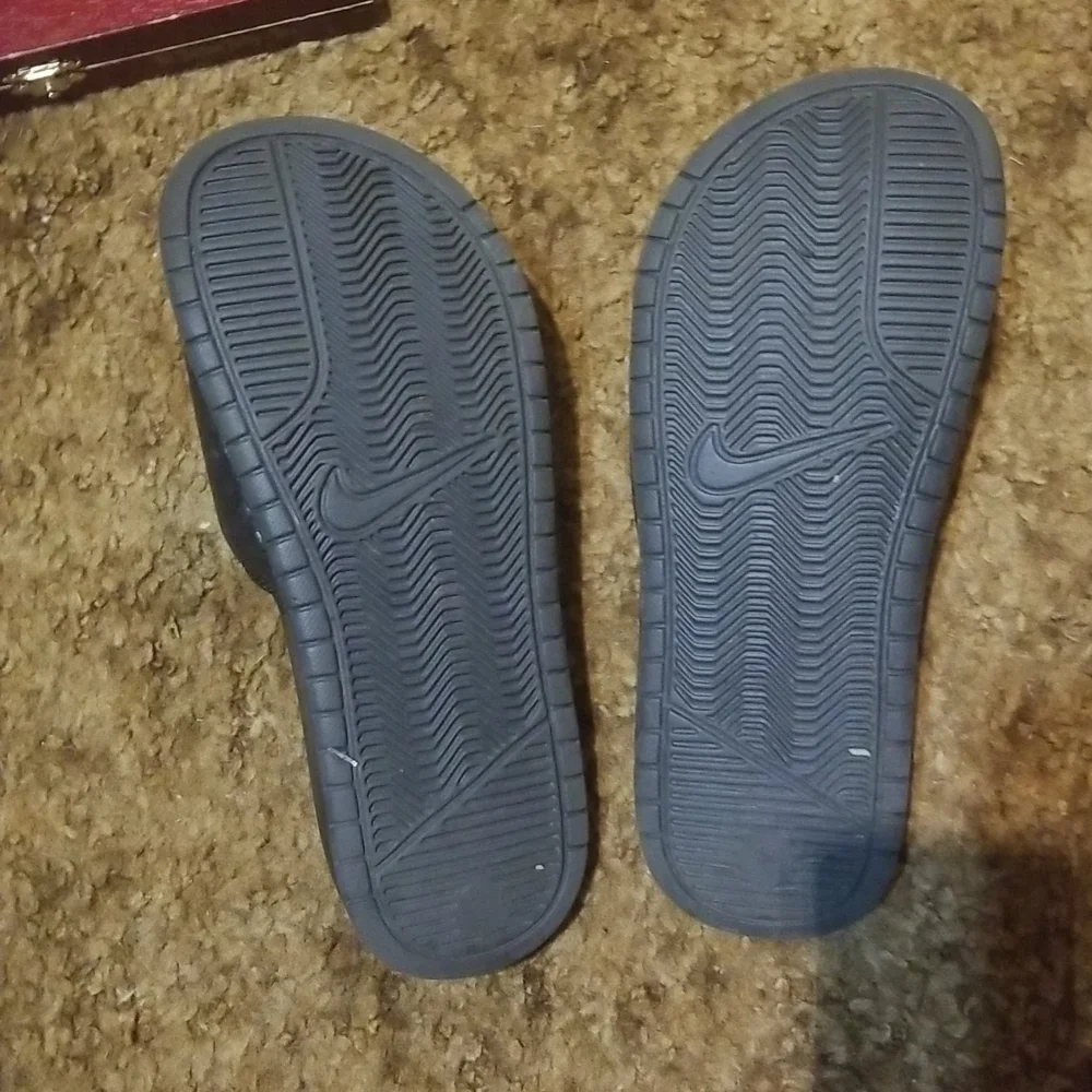 Classic Nike Slides - Picture 3 of 4